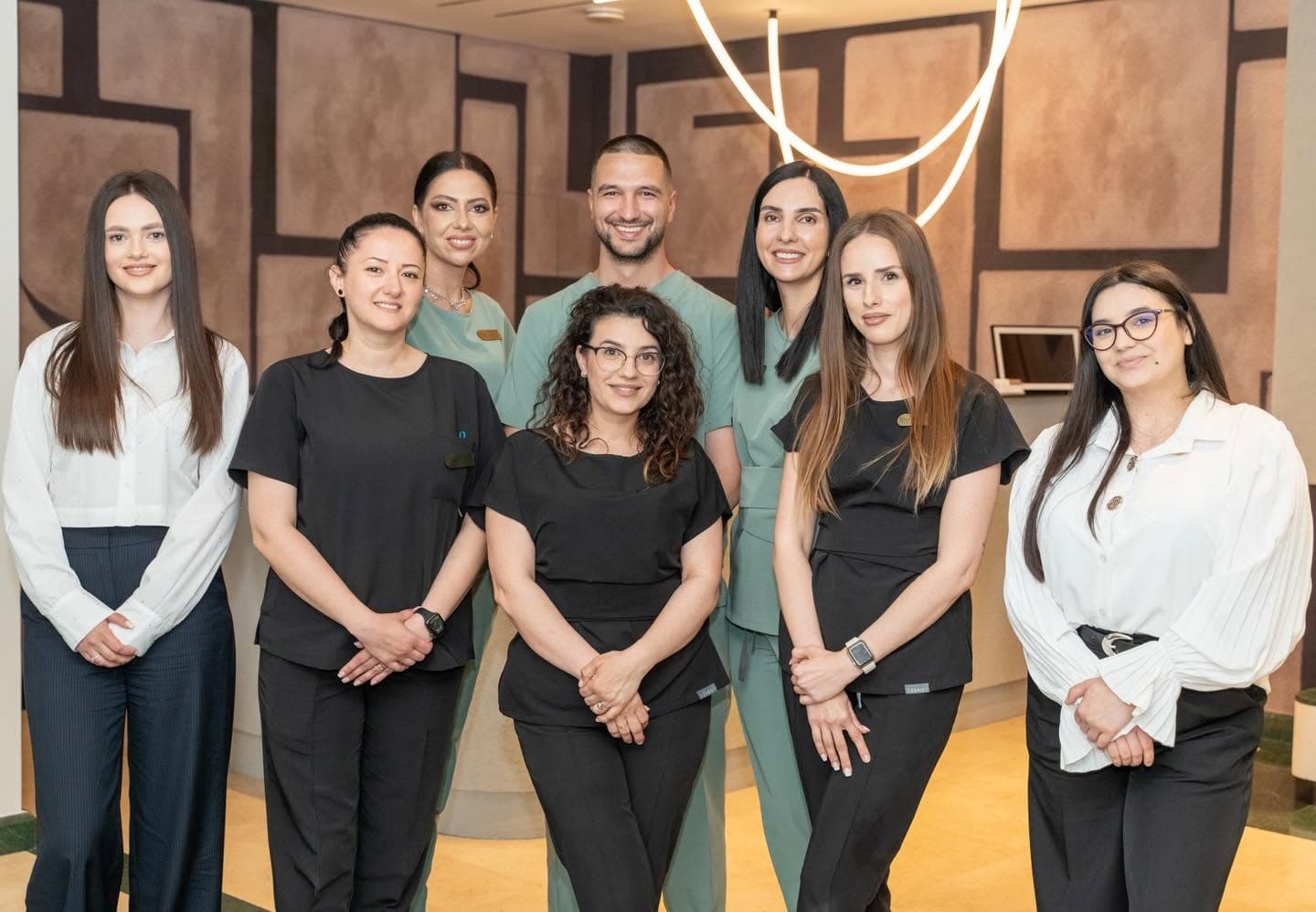 Echipa Step Dental — medici, asistente și recepție — în holul clinicii din Constanța